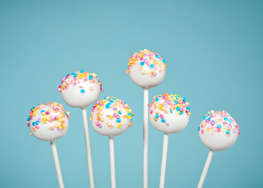 Cute cake lollipops as farty favor for guests in a brithday or baby shower party