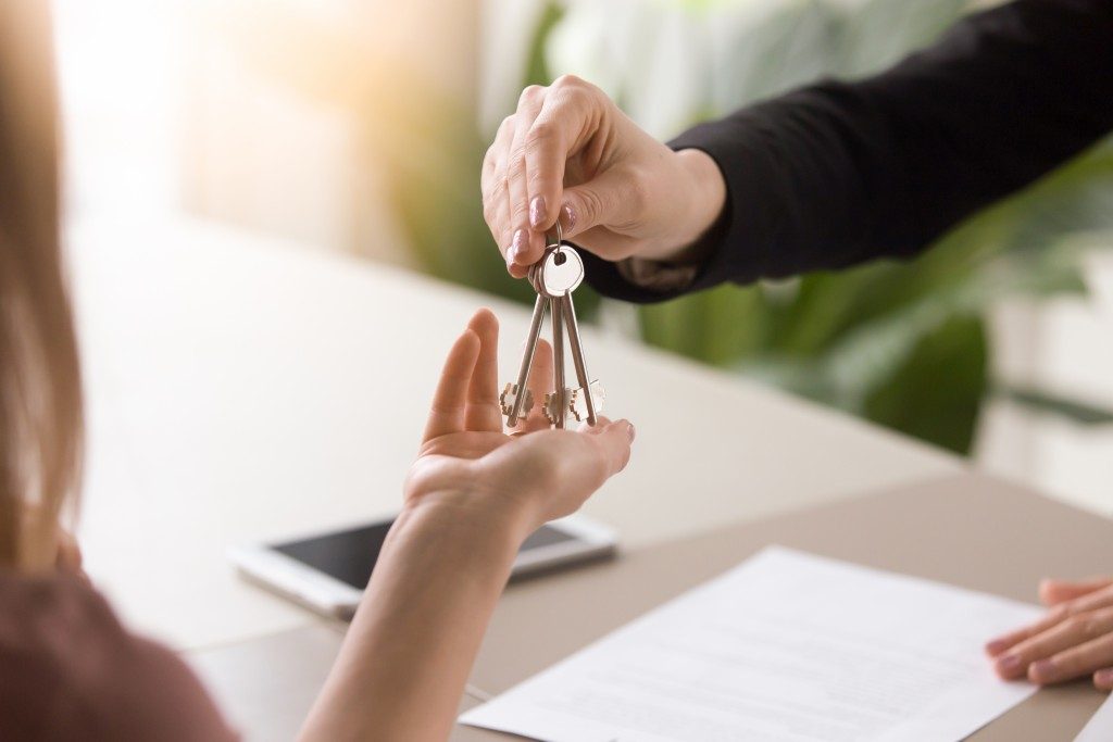 reale state agent handing the key of a house