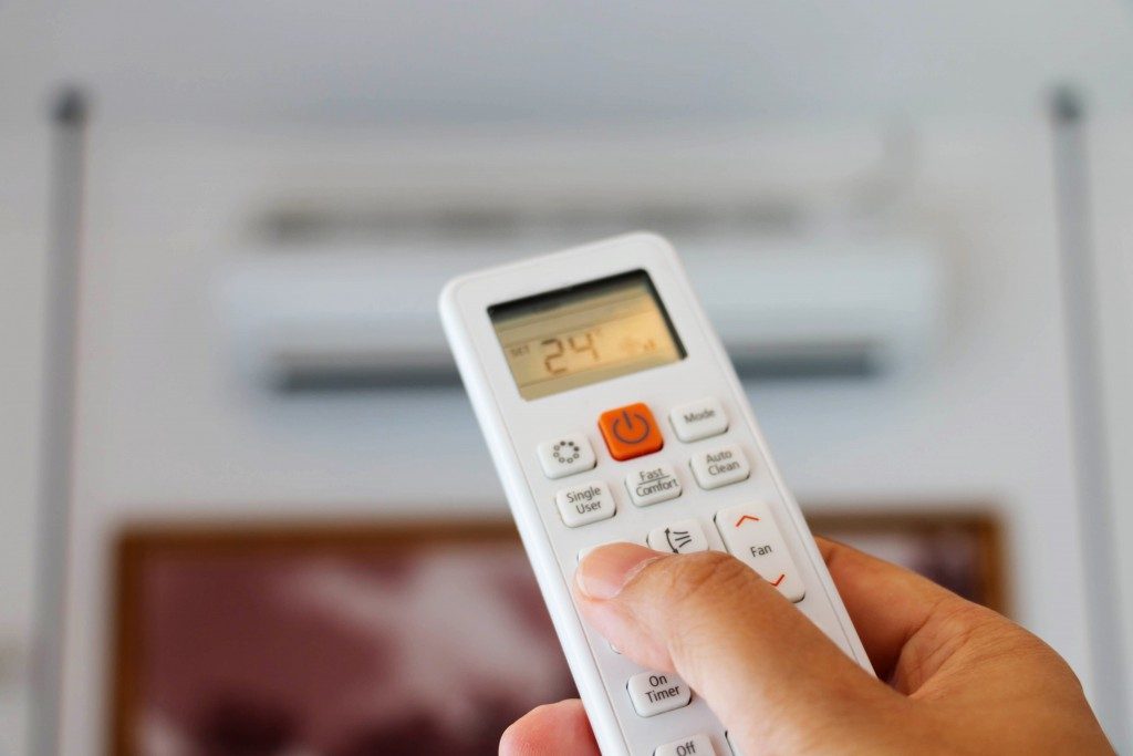 Adjusting aircon with remote