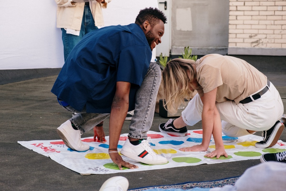 people playing twister